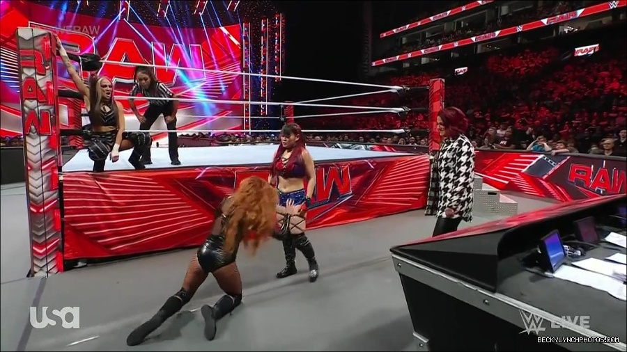 WWE_Monday_Night_Raw_2023_01_02_720p_HDTV_x264-NWCHD_mp4_005217851.jpg