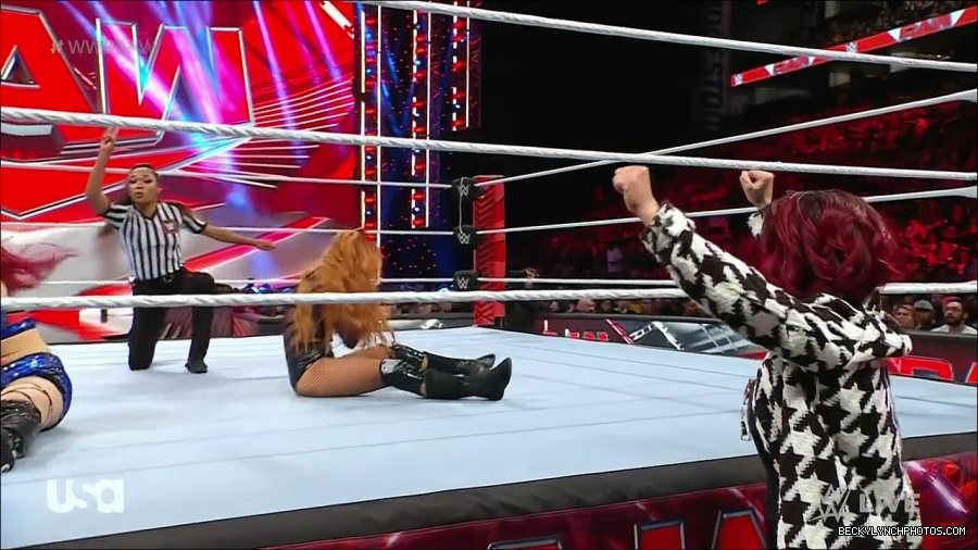 WWE_Monday_Night_Raw_2023_01_02_720p_HDTV_x264-NWCHD_mp4_005231865.jpg