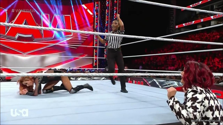 WWE_Monday_Night_Raw_2023_01_02_720p_HDTV_x264-NWCHD_mp4_005234267.jpg