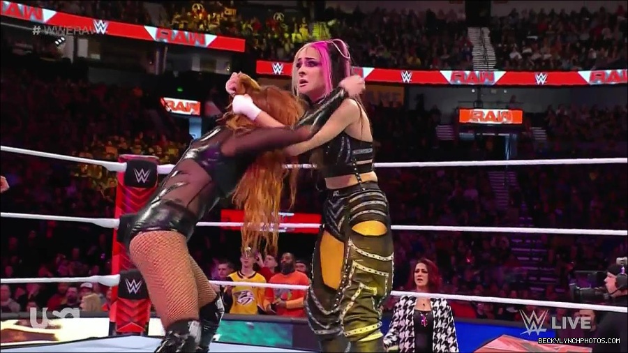 WWE_Monday_Night_Raw_2023_01_02_720p_HDTV_x264-NWCHD_mp4_005250283.jpg