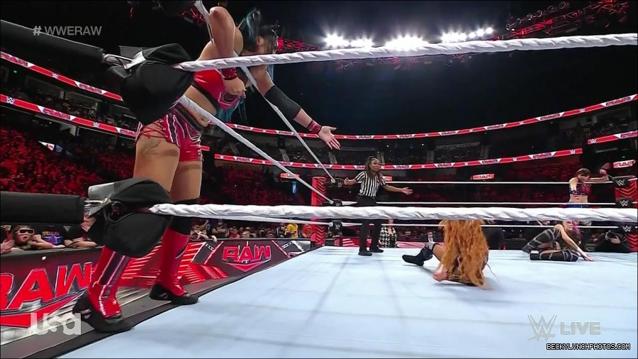 WWE_Monday_Night_Raw_2023_01_02_720p_HDTV_x264-NWCHD_mp4_005267500.jpg