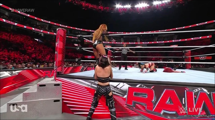 WWE_Monday_Night_Raw_2023_01_02_720p_HDTV_x264-NWCHD_mp4_005437838.jpg