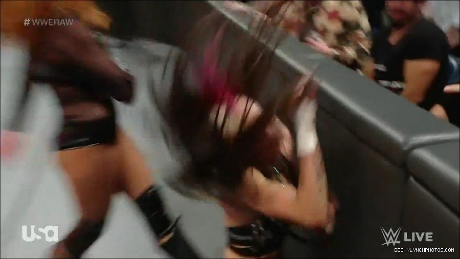 WWE_Monday_Night_Raw_2023_01_02_720p_HDTV_x264-NWCHD_mp4_005467067.jpg