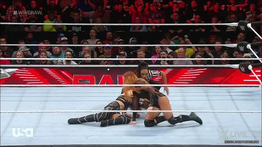 WWE_Monday_Night_Raw_2023_01_02_720p_HDTV_x264-NWCHD_mp4_005500300.jpg
