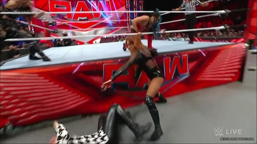 WWE_Monday_Night_Raw_2023_01_02_720p_HDTV_x264-NWCHD_mp4_005582783.jpg