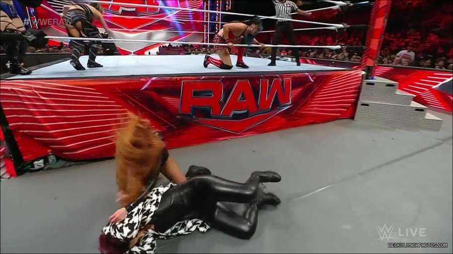 WWE_Monday_Night_Raw_2023_01_02_720p_HDTV_x264-NWCHD_mp4_005583984.jpg