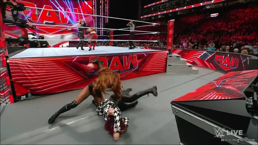 WWE_Monday_Night_Raw_2023_01_02_720p_HDTV_x264-NWCHD_mp4_005586787.jpg