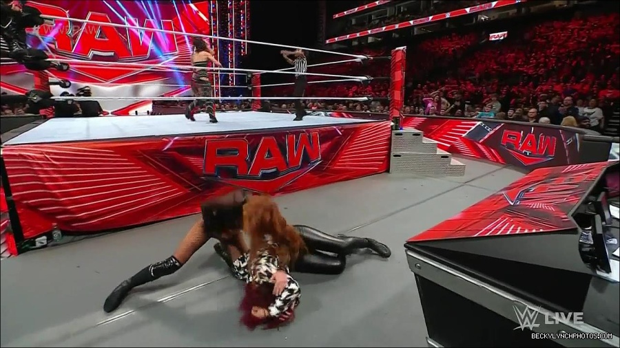 WWE_Monday_Night_Raw_2023_01_02_720p_HDTV_x264-NWCHD_mp4_005587187.jpg