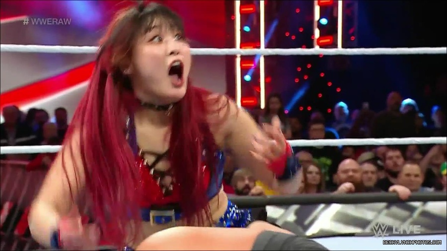 WWE_Monday_Night_Raw_2023_01_02_720p_HDTV_x264-NWCHD_mp4_005600400.jpg