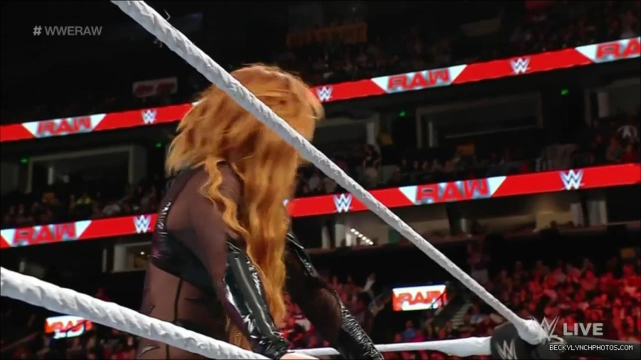 WWE_Monday_Night_Raw_2023_01_02_720p_HDTV_x264-NWCHD_mp4_005664865.jpg