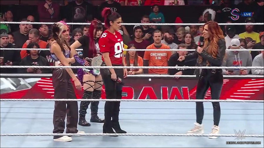 WWE_Monday_Night_RAW_2023_01_16_720p_HDTV_x264-Star_mp4_002790566.jpg
