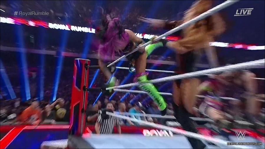 WWE_Royal_Rumble_2023_720p_WEB_h264-HEEL_mp4_010160750.jpg