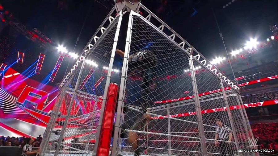 WWE_Monday_Night_RAW_2023_02_06_720p_HDTV_x264-Star_mp4_007323366.jpg