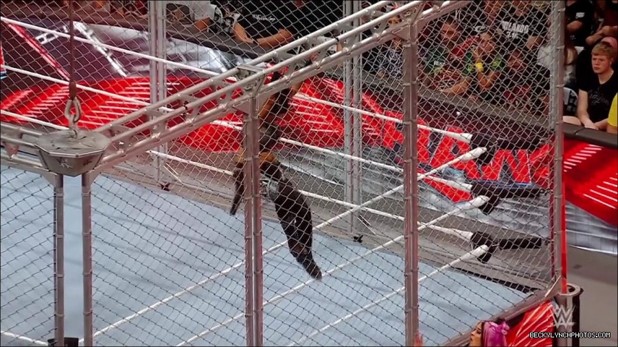 WWE_Monday_Night_RAW_2023_02_06_720p_HDTV_x264-Star_mp4_007489366.jpg