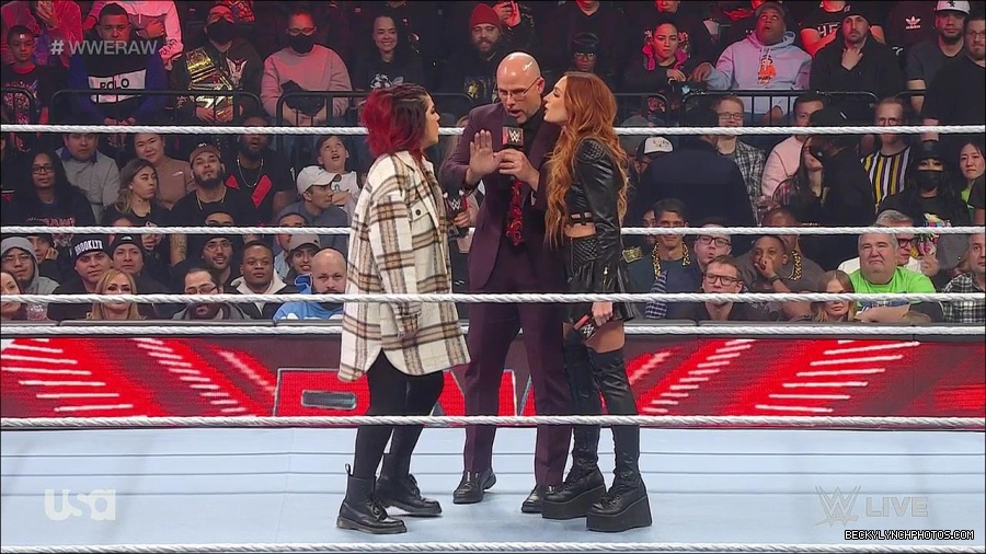 WWE_Monday_Night_Raw_2023_02_13_720p_HDTV_x264-NWCHD_mp4_000412845.jpg