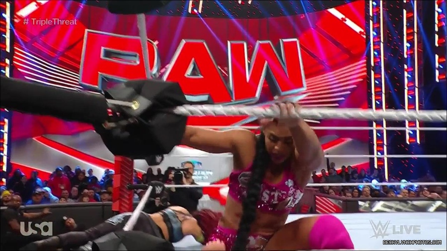 WWE_Monday_Night_Raw_2023_02_13_720p_HDTV_x264-NWCHD_mp4_007859523.jpg