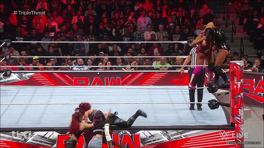 WWE_Monday_Night_Raw_2023_02_13_720p_HDTV_x264-NWCHD_mp4_007883547.jpg