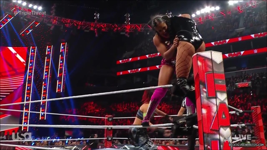 WWE_Monday_Night_Raw_2023_02_13_720p_HDTV_x264-NWCHD_mp4_007885949.jpg