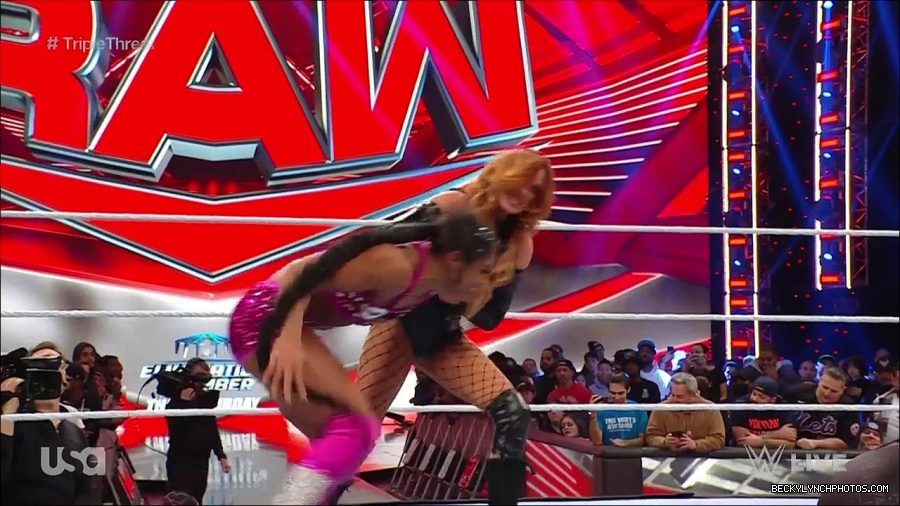 WWE_Monday_Night_Raw_2023_02_13_720p_HDTV_x264-NWCHD_mp4_008229492.jpg