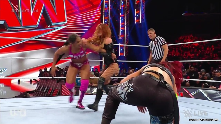 WWE_Monday_Night_Raw_2023_02_13_720p_HDTV_x264-NWCHD_mp4_008231194.jpg