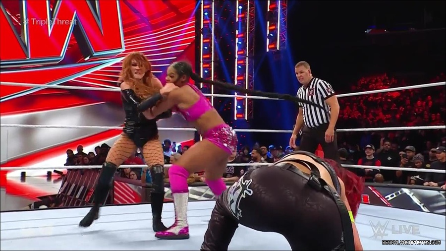 WWE_Monday_Night_Raw_2023_02_13_720p_HDTV_x264-NWCHD_mp4_008231995.jpg