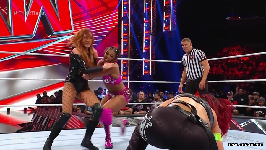 WWE_Monday_Night_Raw_2023_02_13_720p_HDTV_x264-NWCHD_mp4_008232295.jpg