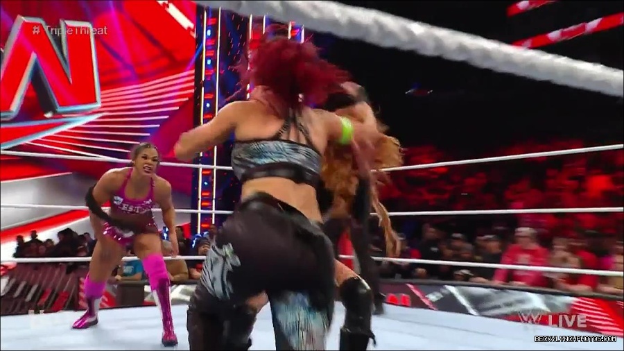 WWE_Monday_Night_Raw_2023_02_13_720p_HDTV_x264-NWCHD_mp4_008233196.jpg