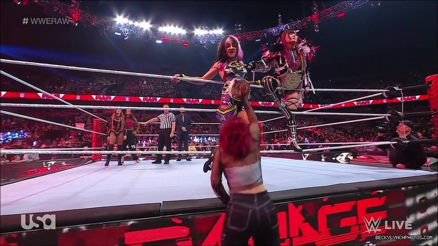 WWE_Monday_Night_Raw_2023_02_27_720p_HDTV_x264-NWCHD_mp4_006773745.jpg