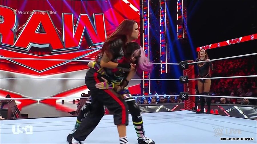 WWE_Monday_Night_Raw_2023_02_27_720p_HDTV_x264-NWCHD_mp4_006927098.jpg