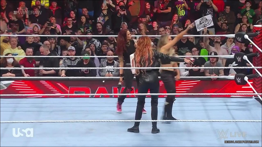WWE_Monday_Night_Raw_2023_03_06_720p_HDTV_x264-NWCHD_mp4_007238676.jpg