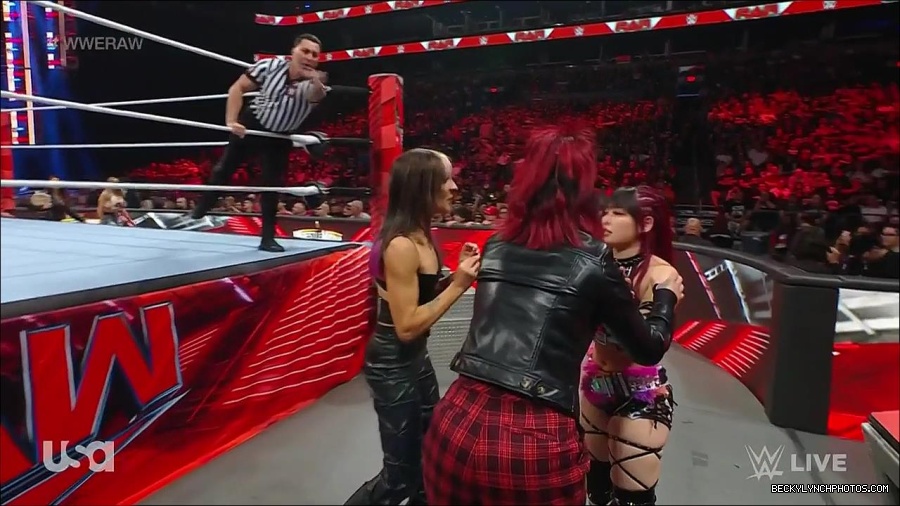 WWE_WrestleMania_Raw_2023_03_27_720p_HDTV_x264-NWCHD_mp4_000851905.jpg