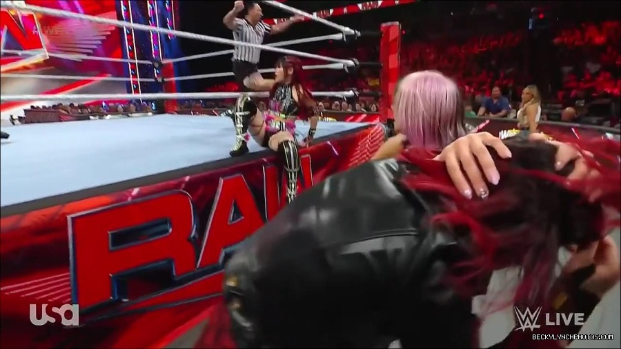 WWE_WrestleMania_Raw_2023_03_27_720p_HDTV_x264-NWCHD_mp4_000865118.jpg