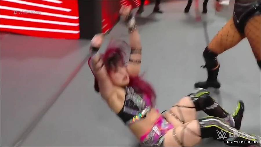 WWE_WrestleMania_Raw_2023_03_27_720p_HDTV_x264-NWCHD_mp4_001018471.jpg