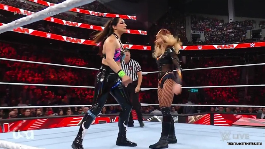 WWE_Monday_Night_Raw_2023_04_10_720p_HDTV_x264-NWCHD_mp4_002122908.jpg