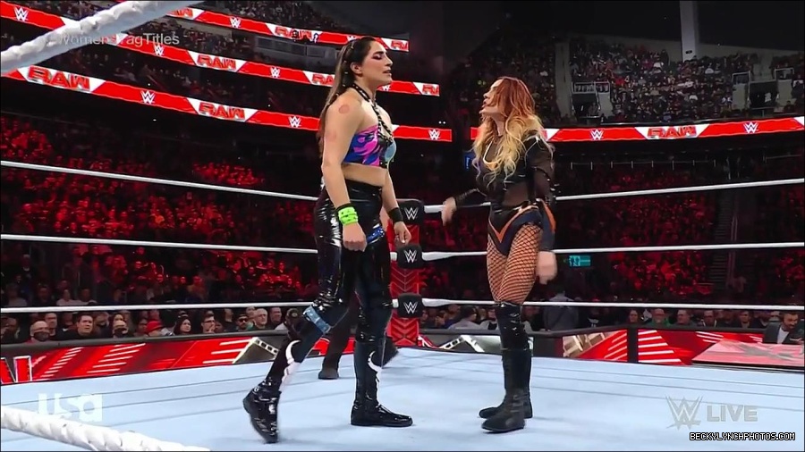 WWE_Monday_Night_Raw_2023_04_10_720p_HDTV_x264-NWCHD_mp4_002123308.jpg