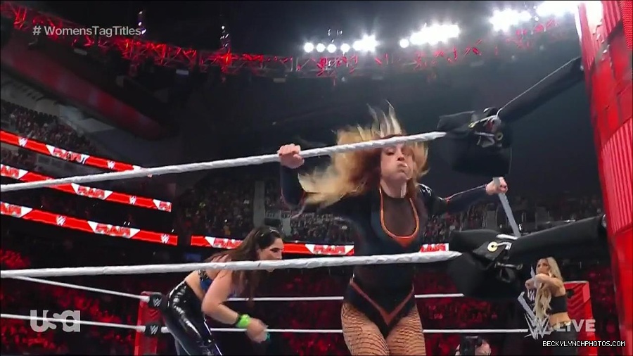 WWE_Monday_Night_Raw_2023_04_10_720p_HDTV_x264-NWCHD_mp4_002150135.jpg