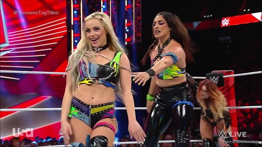 WWE_Monday_Night_Raw_2023_04_10_720p_HDTV_x264-NWCHD_mp4_002166952.jpg