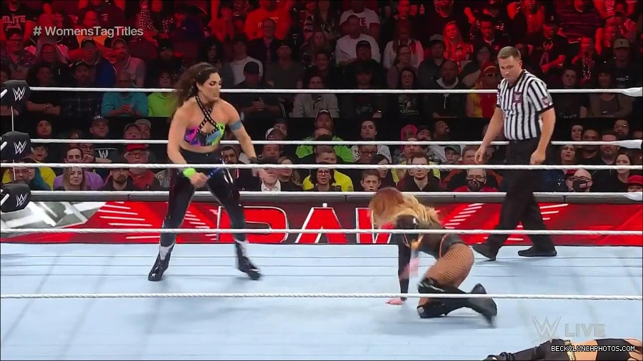 WWE_Monday_Night_Raw_2023_04_10_720p_HDTV_x264-NWCHD_mp4_002360045.jpg