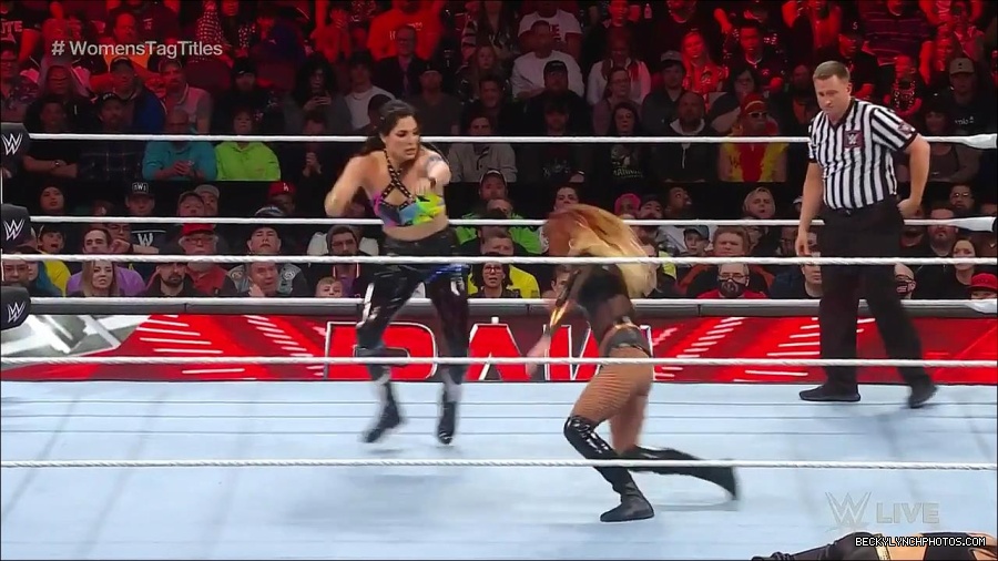 WWE_Monday_Night_Raw_2023_04_10_720p_HDTV_x264-NWCHD_mp4_002360445.jpg