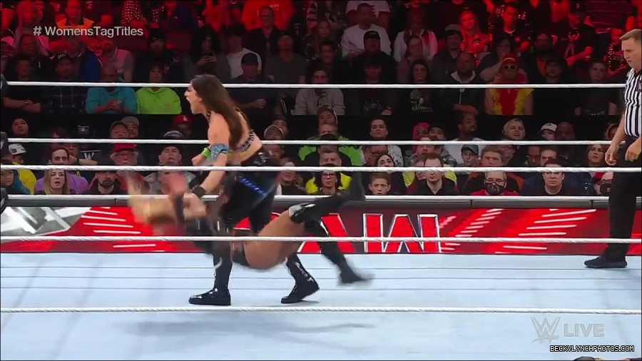 WWE_Monday_Night_Raw_2023_04_10_720p_HDTV_x264-NWCHD_mp4_002362447.jpg