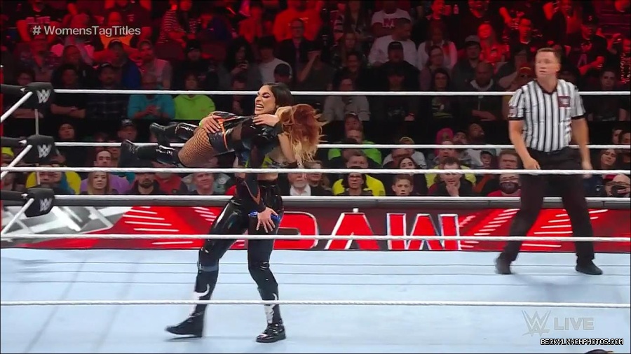WWE_Monday_Night_Raw_2023_04_10_720p_HDTV_x264-NWCHD_mp4_002367252.jpg