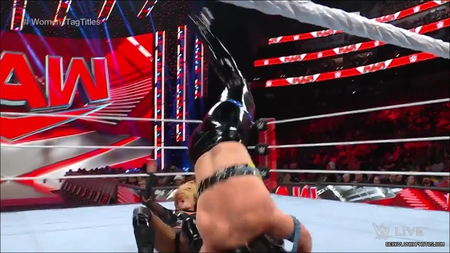 WWE_Monday_Night_Raw_2023_04_10_720p_HDTV_x264-NWCHD_mp4_002396882.jpg