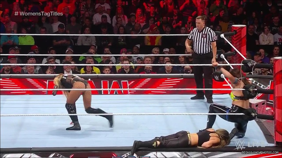 WWE_Monday_Night_Raw_2023_04_10_720p_HDTV_x264-NWCHD_mp4_002398483.jpg