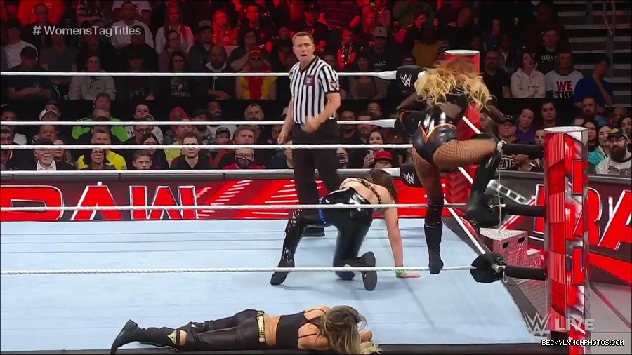 WWE_Monday_Night_Raw_2023_04_10_720p_HDTV_x264-NWCHD_mp4_002406892.jpg