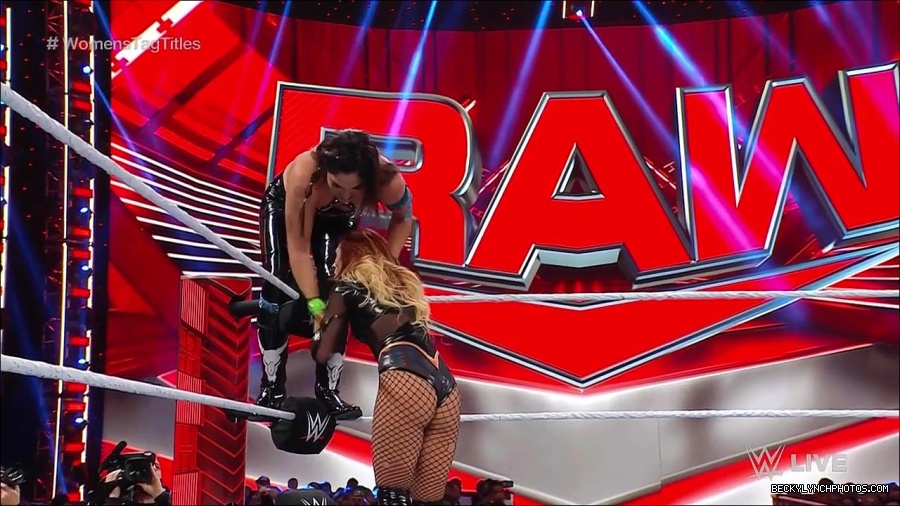 WWE_Monday_Night_Raw_2023_04_10_720p_HDTV_x264-NWCHD_mp4_002449334.jpg