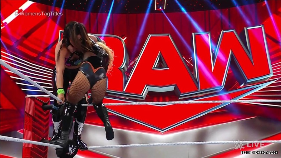 WWE_Monday_Night_Raw_2023_04_10_720p_HDTV_x264-NWCHD_mp4_002453338.jpg