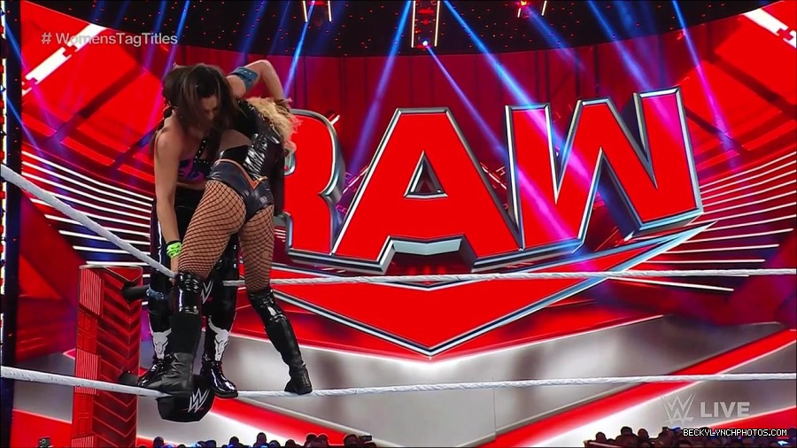 WWE_Monday_Night_Raw_2023_04_10_720p_HDTV_x264-NWCHD_mp4_002456541.jpg
