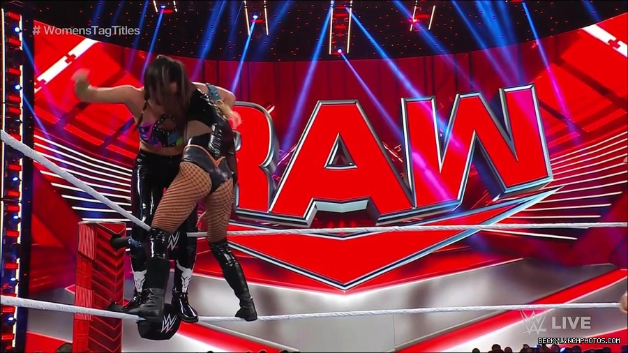 WWE_Monday_Night_Raw_2023_04_10_720p_HDTV_x264-NWCHD_mp4_002461746.jpg