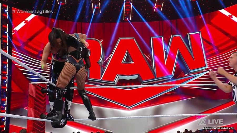 WWE_Monday_Night_Raw_2023_04_10_720p_HDTV_x264-NWCHD_mp4_002462147.jpg