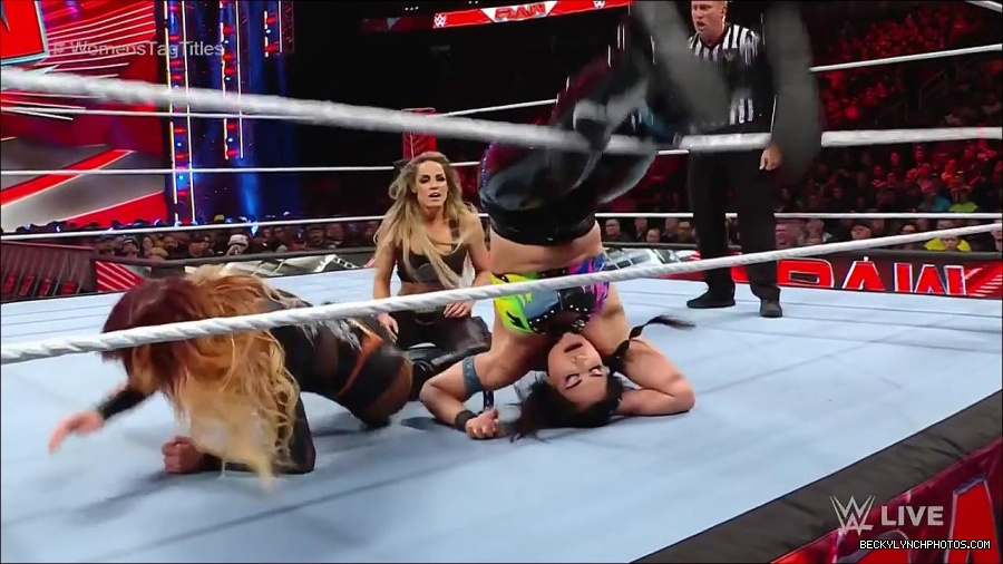 WWE_Monday_Night_Raw_2023_04_10_720p_HDTV_x264-NWCHD_mp4_002537022.jpg